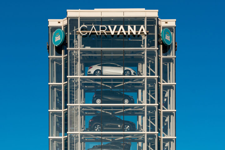carvana's-remarkable-recovery-a-high-risk,-high-reward-bet-in-the-used-car-market