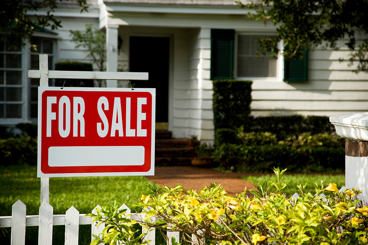Verkäufe von Eigenheimen im Juni fallen aufgrund des begrenzten Angebots auf ein 14-Jahres-Tief
