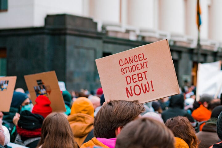 Wachsender Widerstand gegen den Abschluss eines Zahlungsstopps für Studentenkredite im Rahmen der Vereinbarung über die Schuldenobergrenze