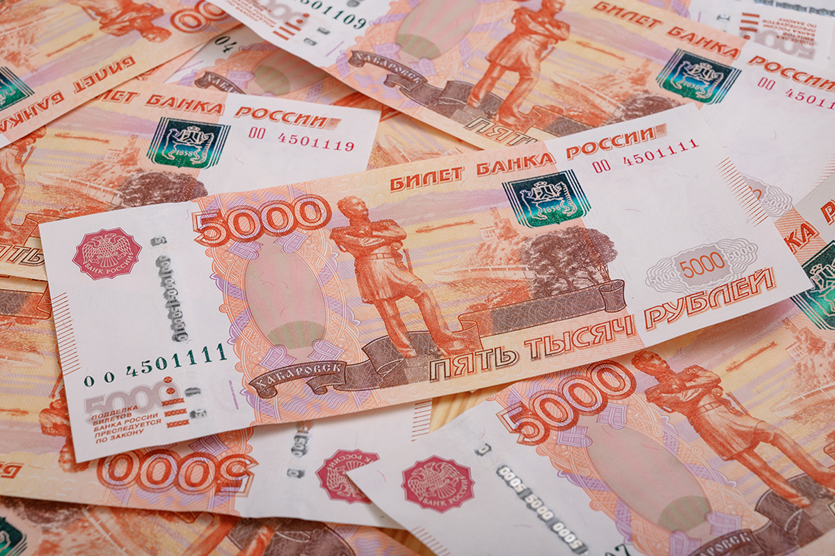 Russischer Rubel fällt inmitten des Krieges auf ein historisches Tief; Zentralbank bereitet Intervention vor