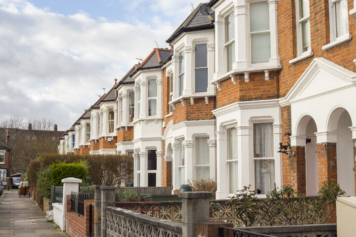 Britische Hauspreise fallen weiter: Erstkäufer entscheiden sich für kleinere Häuser