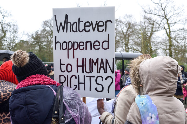 UK-Bericht: Haftanstalt hält Migranten unter gefängnisähnlichen Bedingungen fest
