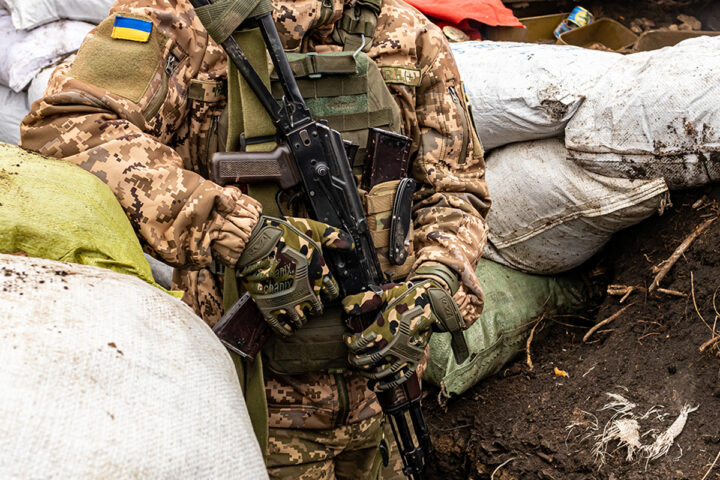 An den Frontlinien der Ukraine: Die Abhängigkeit von amerikanischen Waffen inmitten der Ungewissheit der US-Unterstützung
