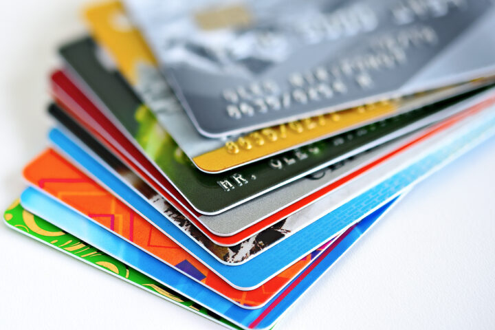 Entriegeln Sie Ihre Kreditreise - vier wichtige Merkmale, die Sie bei Ihrer ersten Kreditkarte beachten sollten