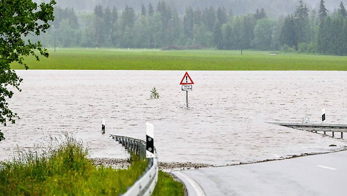 hochwasser-in-deutschland-menschen,-straßen,-bahn-betroffen